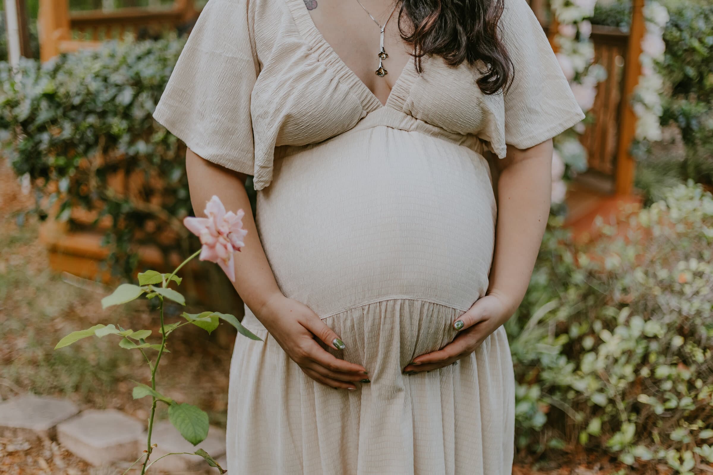 Natural maternity photography session image 2