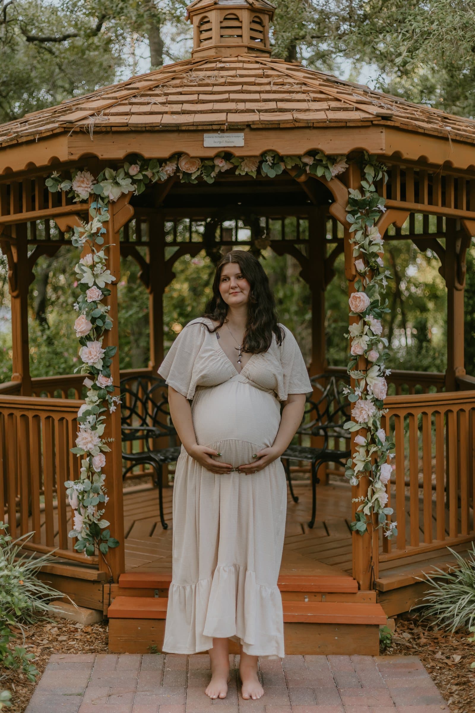 Natural maternity photography session image 3
