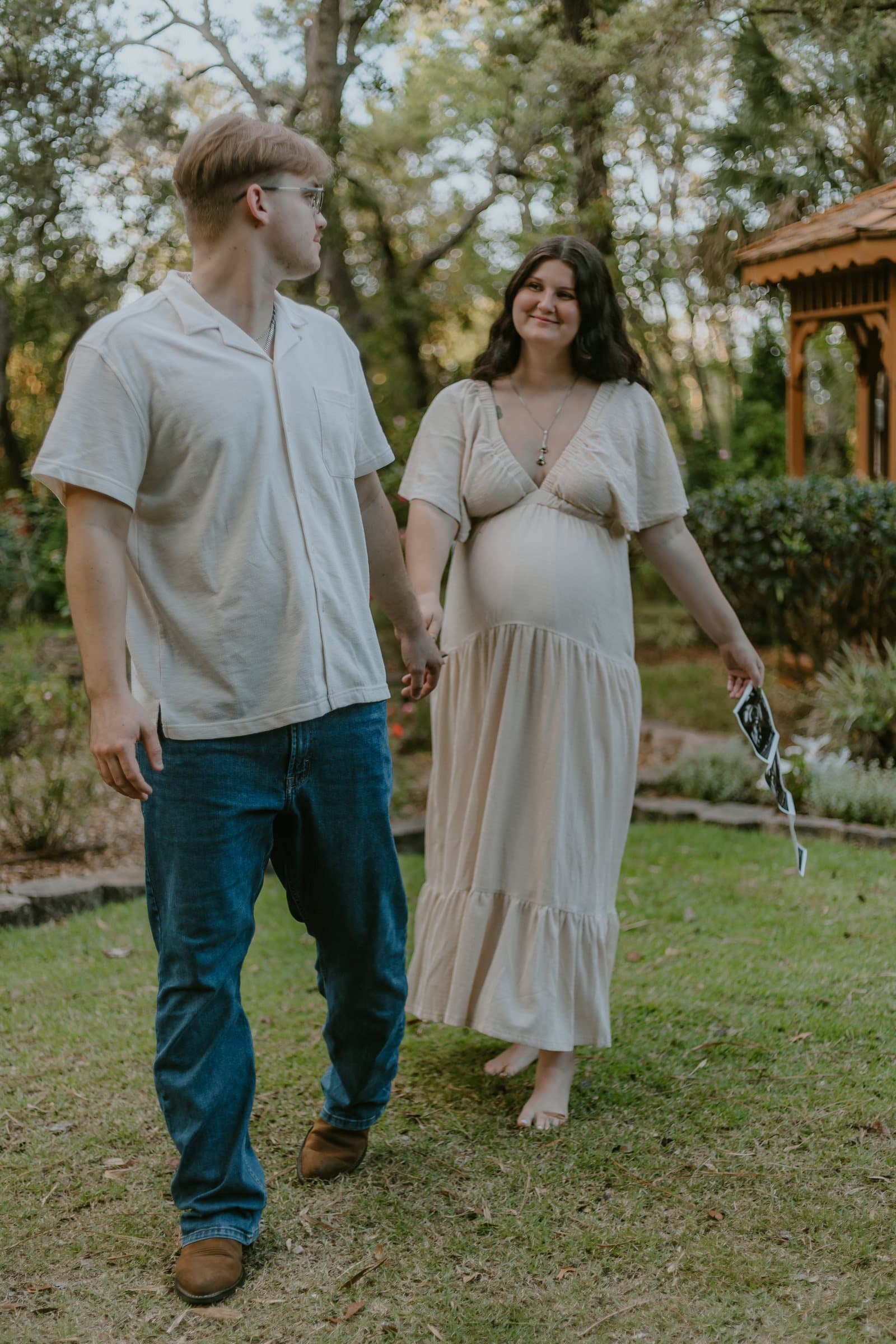 Natural maternity photography session image 5