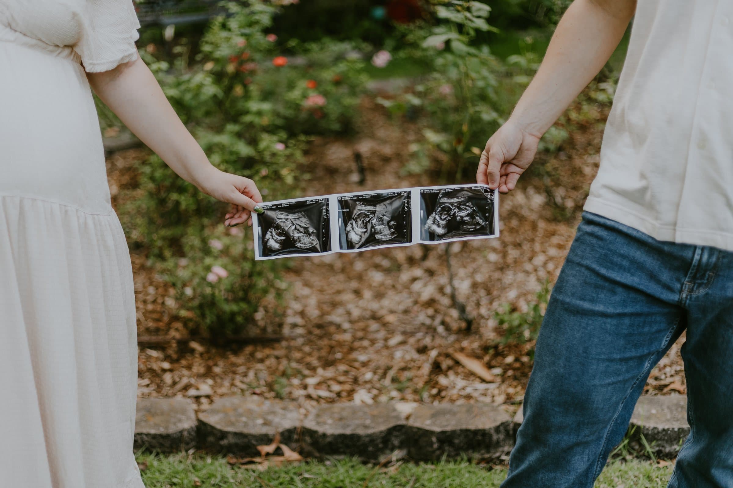 Natural maternity photography session image 6