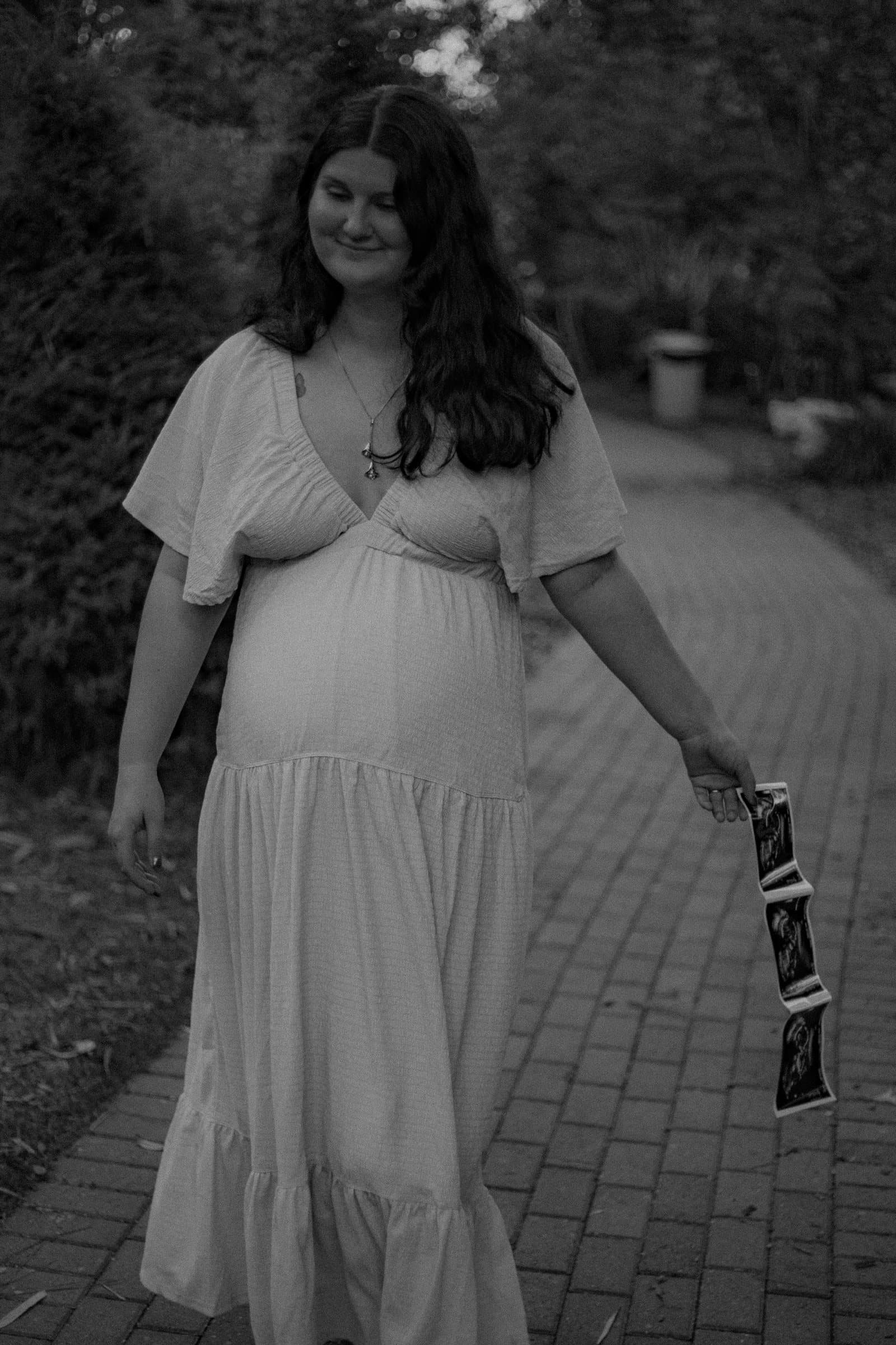 Natural maternity photography session image 7