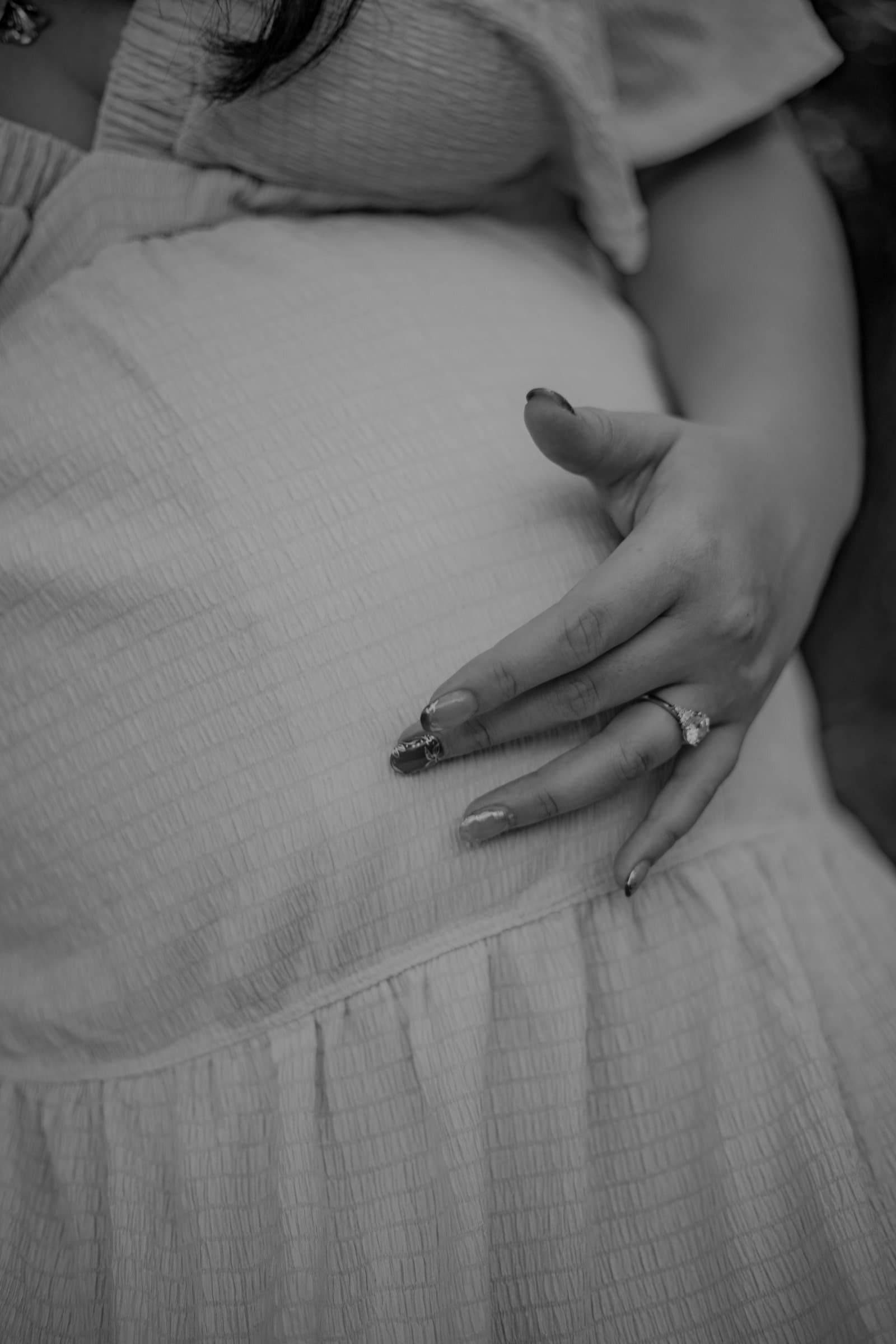 Natural maternity photography session image 9