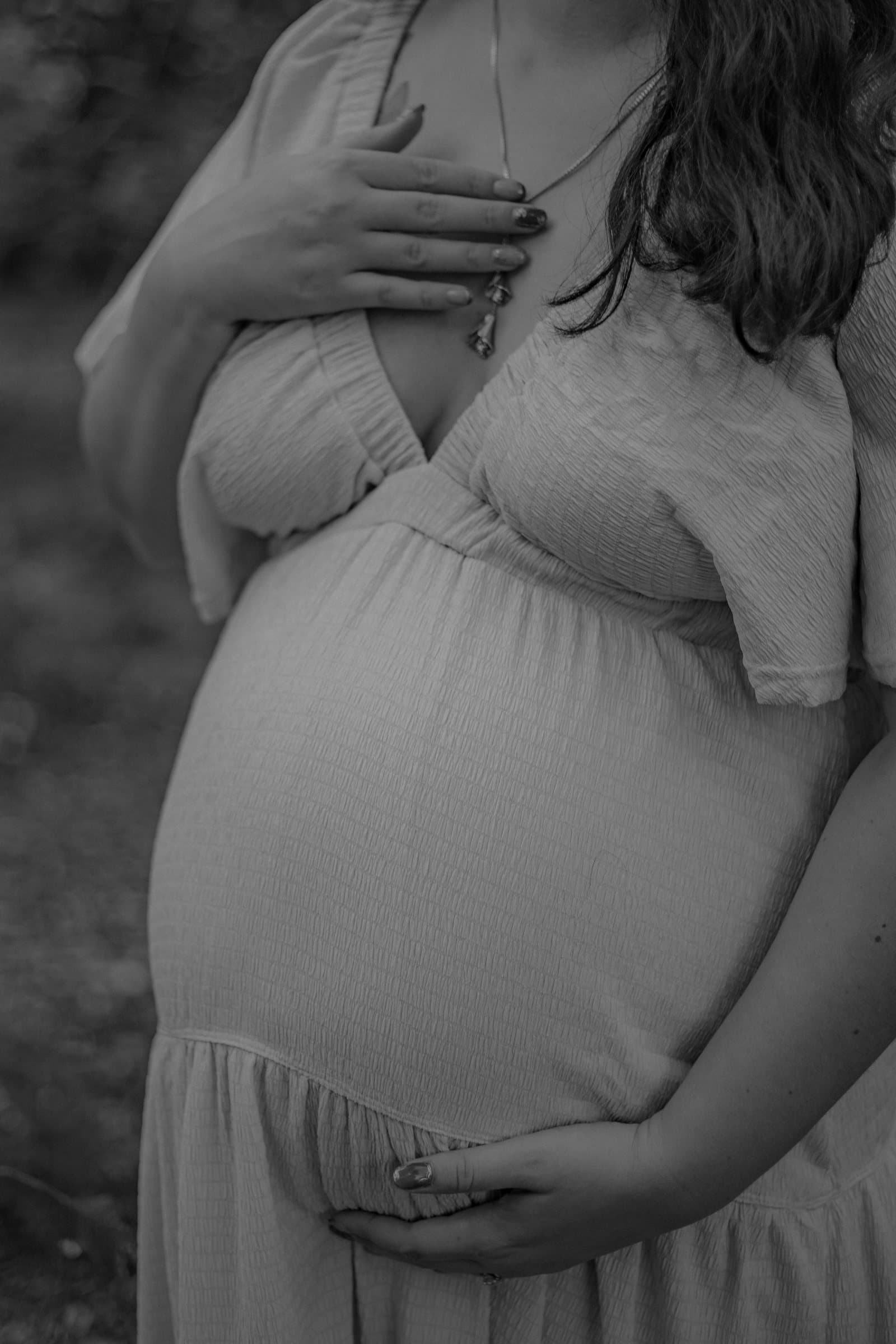Natural maternity photography session image 10