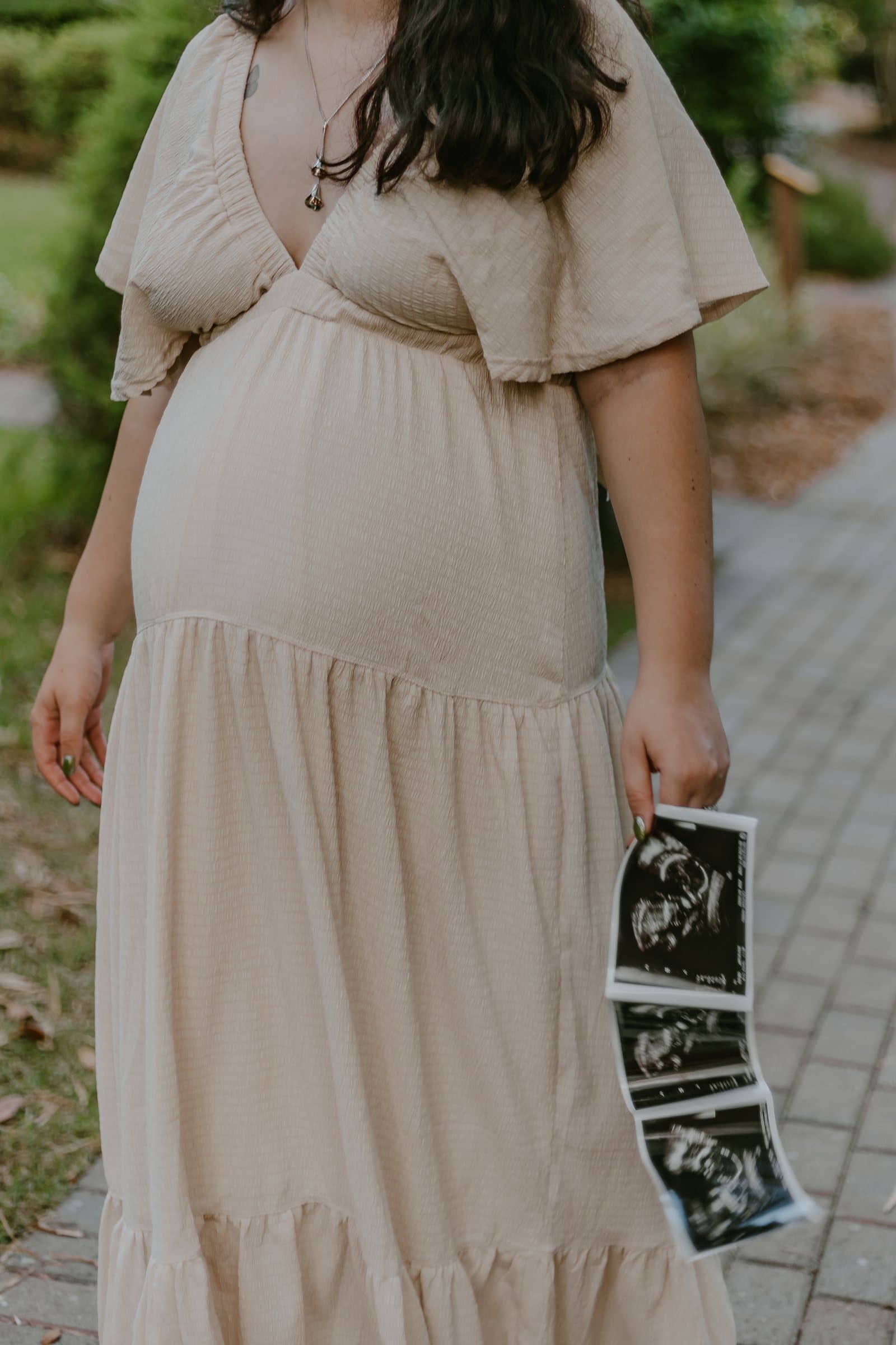 Natural maternity photography session image 11