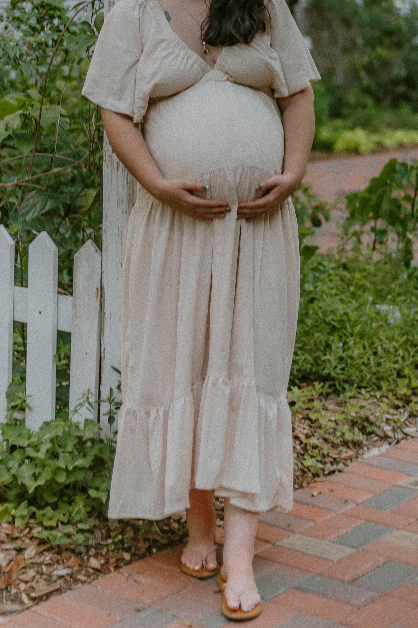 Natural maternity photography session image 12