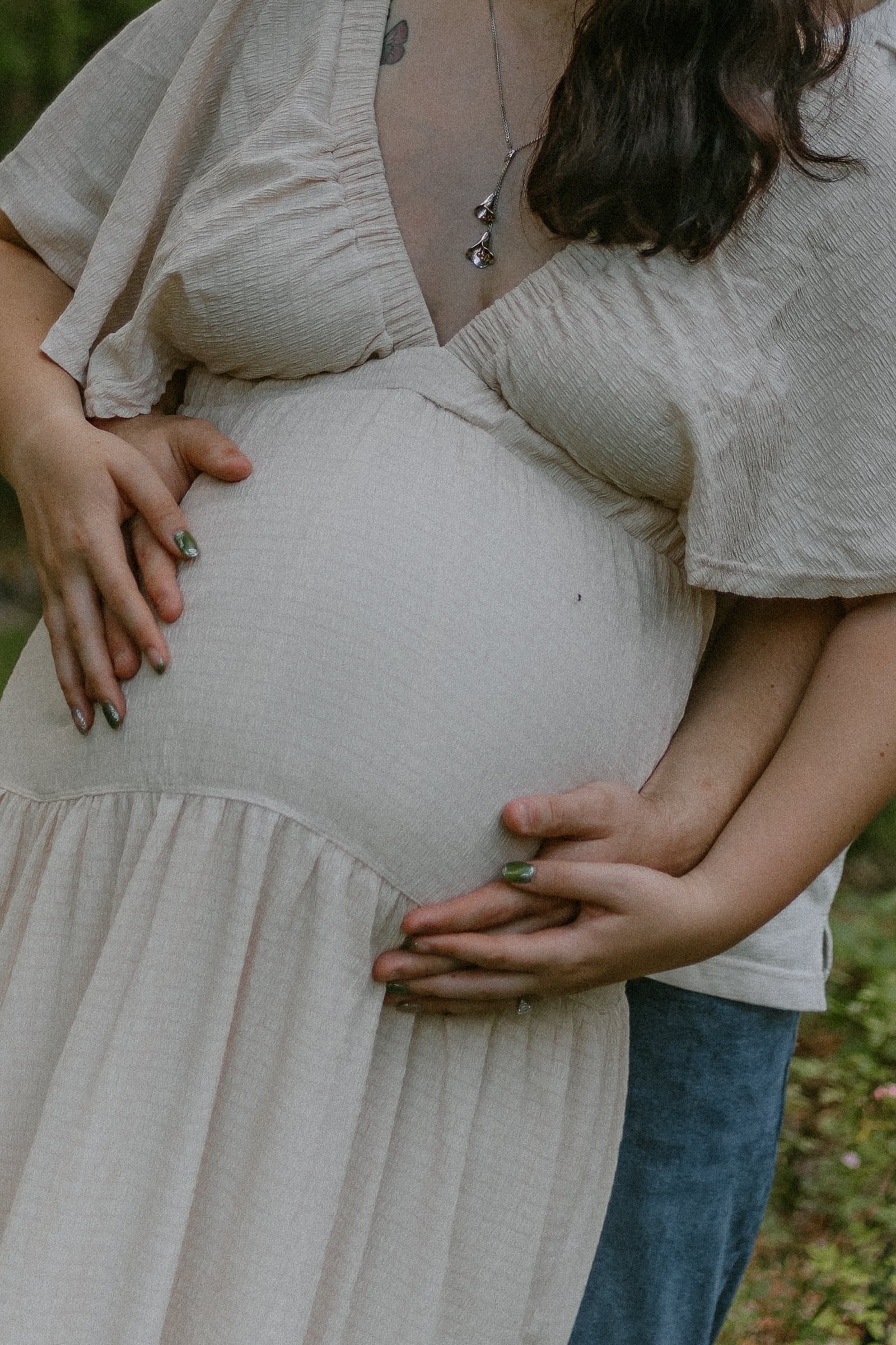 Natural maternity photography session image 14
